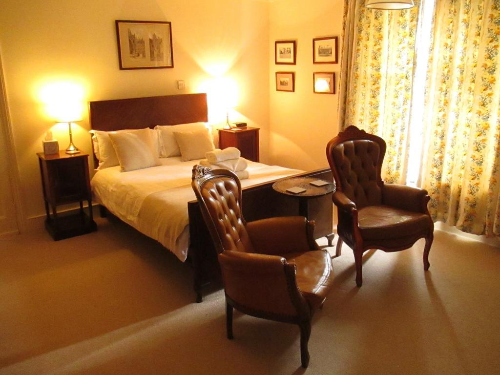 Old Manor House Shepperton Quarto foto